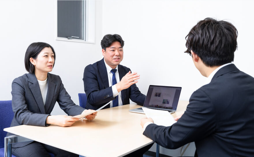 3名の社員が話し合うイメージ