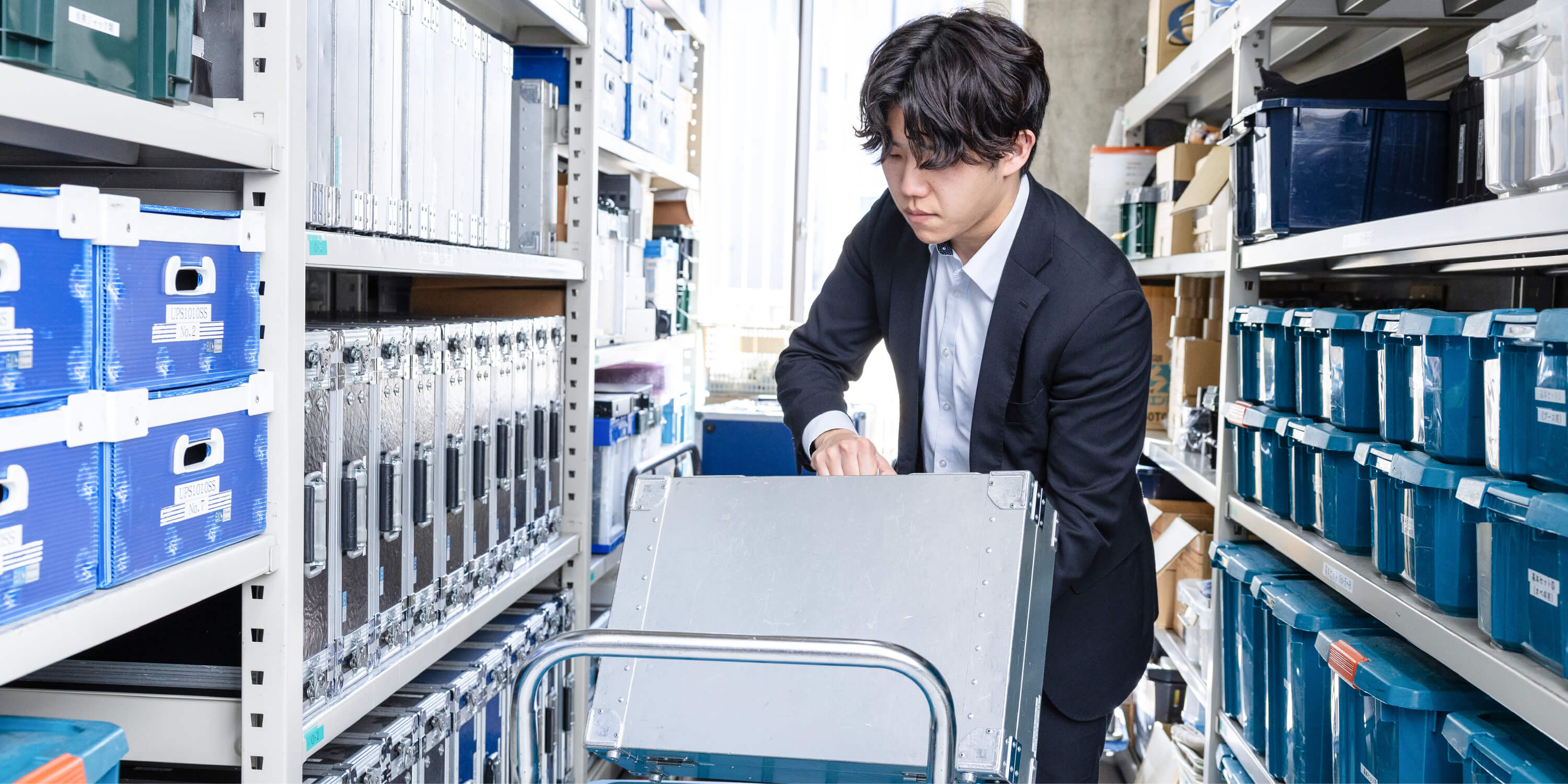 アタッシュケースを運ぶ前の男性イメージ